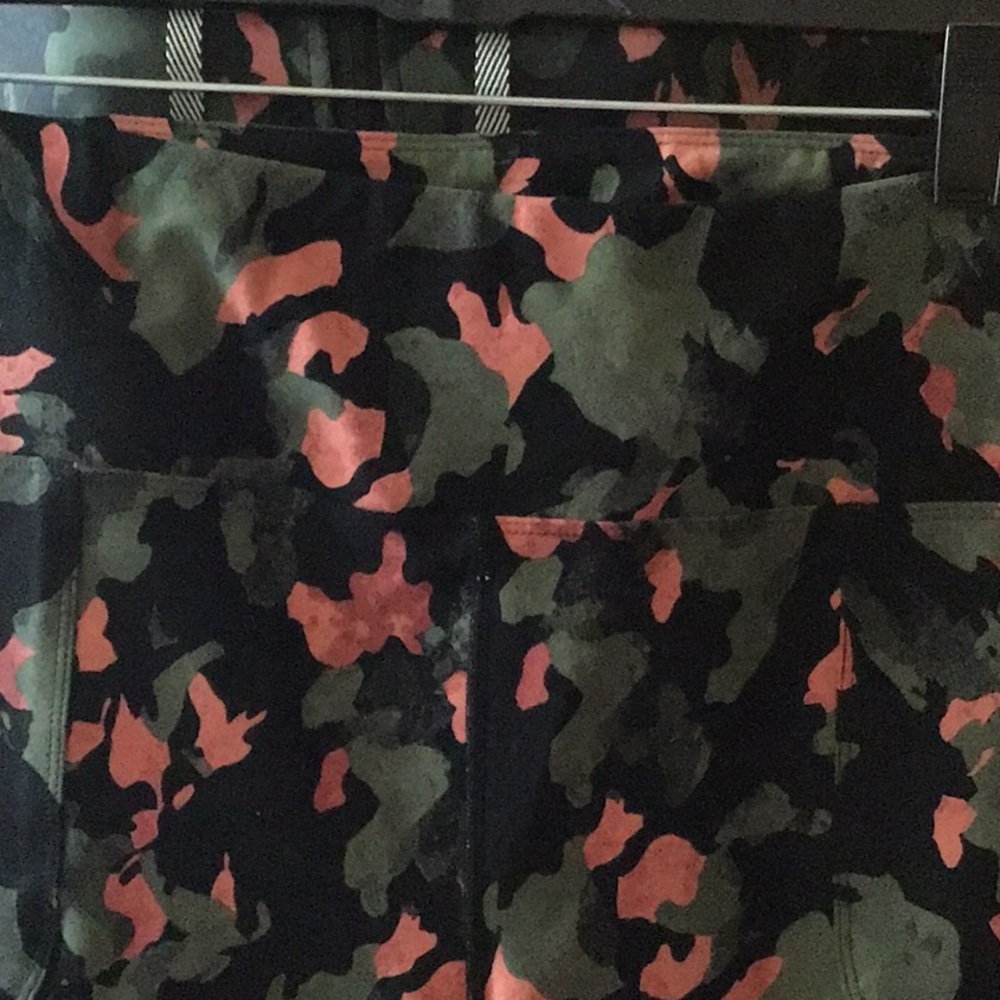 LOWEST🌺 NWT TORRID 3X PERFORMANCE CORE CAMO w/POCKETS CROP PANTS - Picture 10 of 12
